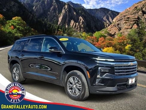 Used 2024 Chevrolet Traverse LT AWD/4WD image 1