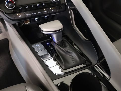 Used 2024 Hyundai Elantra SEL w/ Convenience Package image 9