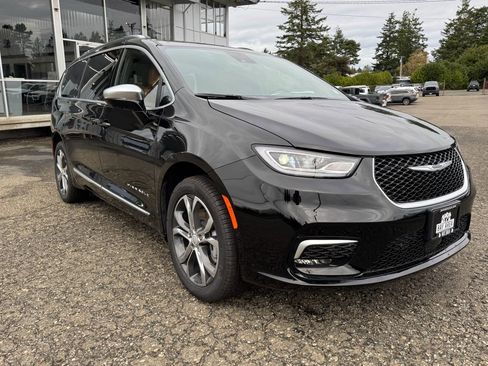 New 2026 Chrysler Pacifica Pinnacle image 3