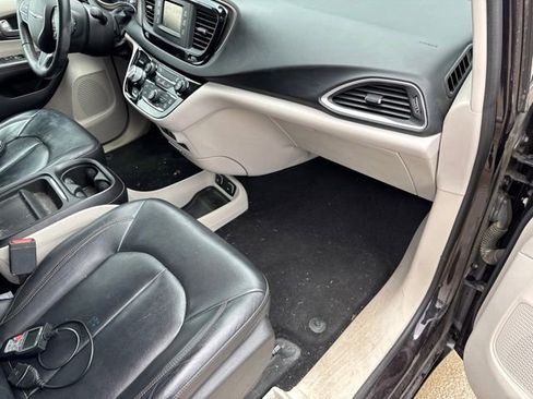 Used 2017 Chrysler Pacifica Touring-L FWD image 13