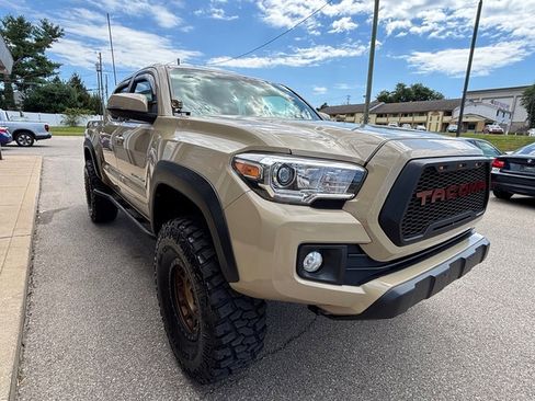 Used 2017 Toyota Tacoma TRD Off-Road w/ Premium & Technology Package image 6