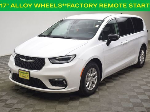 Used 2024 Chrysler Pacifica Touring-L image 3