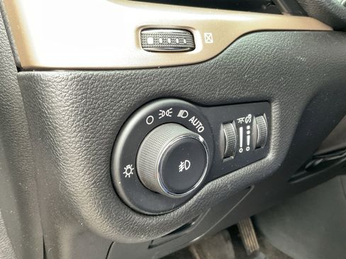 Used 2015 Jeep Cherokee Latitude w/ Cold Weather Group AWD/4WD image 32
