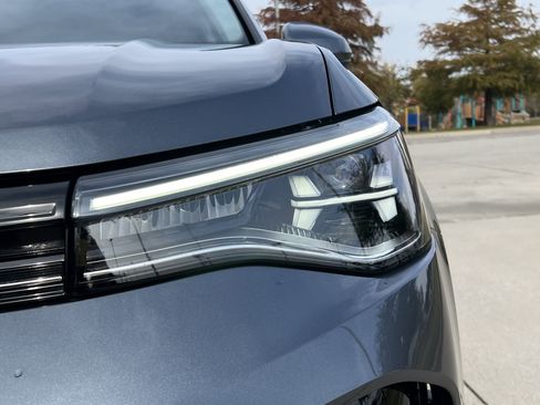 Certified 2025 Volkswagen Taos SE image 6