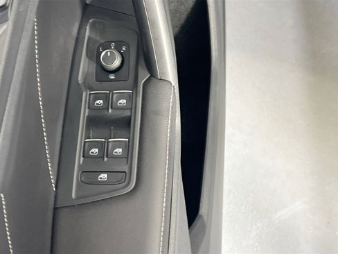 Used 2022 Volkswagen Tiguan SE image 17