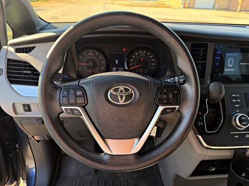 Used 2015 Toyota Sienna L image 12
