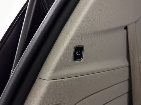 Used 2017 Chrysler Pacifica Limited image 35