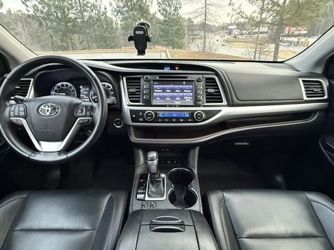 Used 2019 Toyota Highlander XLE image 22
