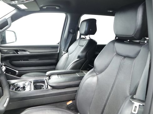 Certified 2024 Jeep Wagoneer Series II w/ Flexible Seating Group AWD/4WD image 30