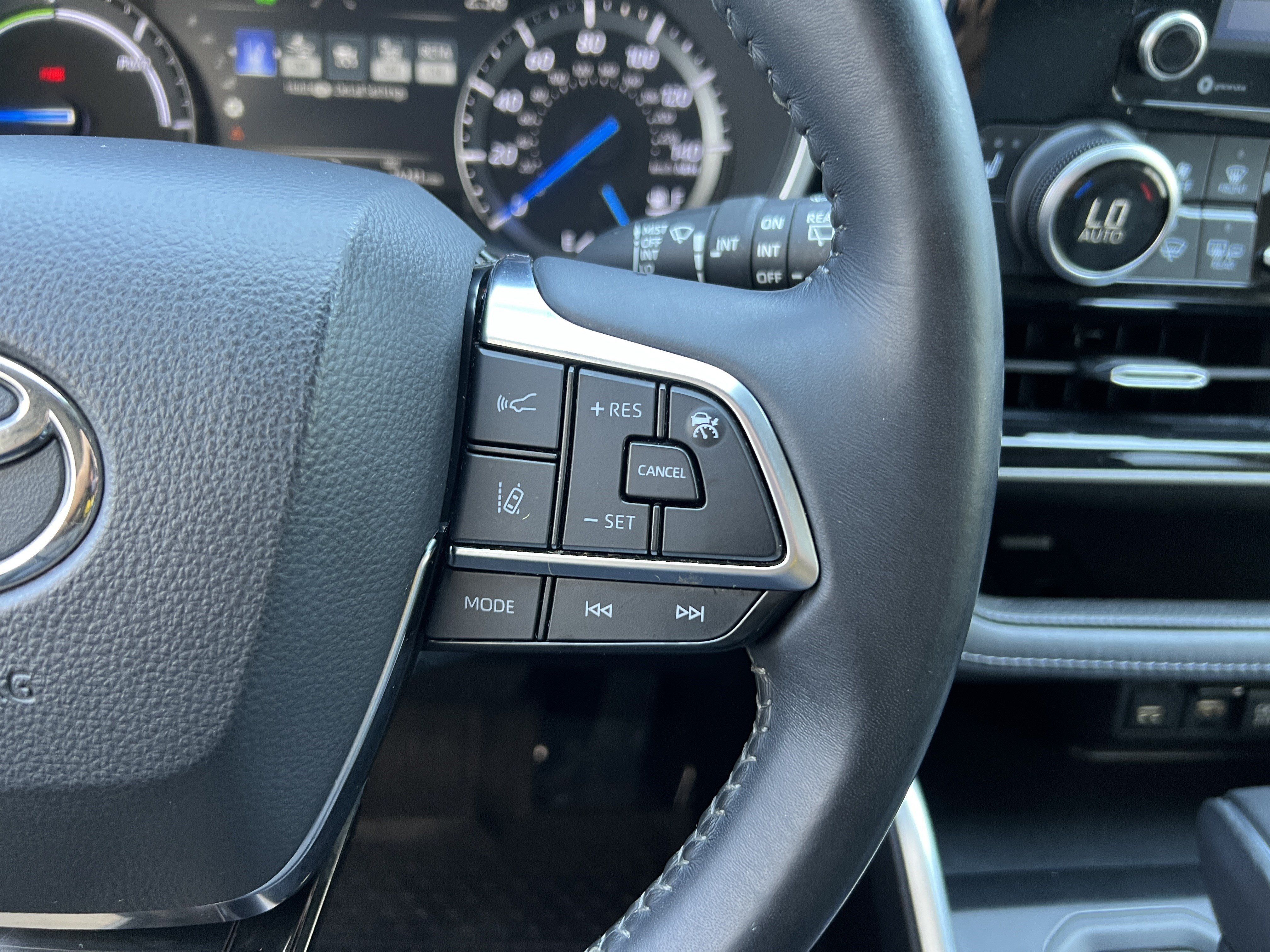 Used 2021 Toyota Highlander XLE AWD/4WD image 31