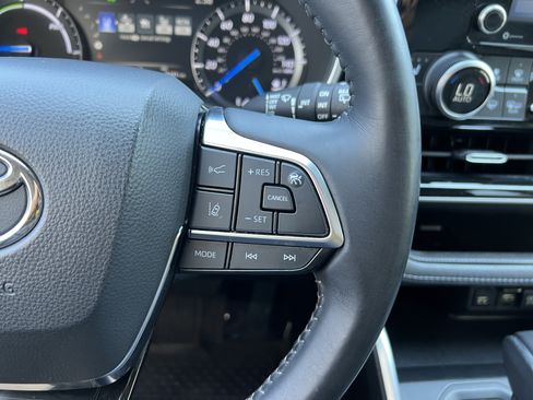 Used 2021 Toyota Highlander XLE AWD/4WD image 31
