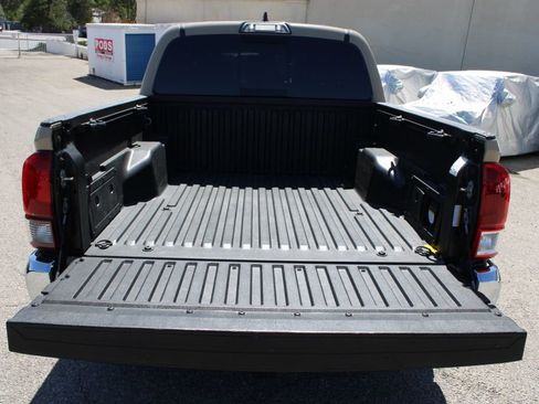 Used 2018 Toyota Tacoma TRD Off-Road RWD image 10