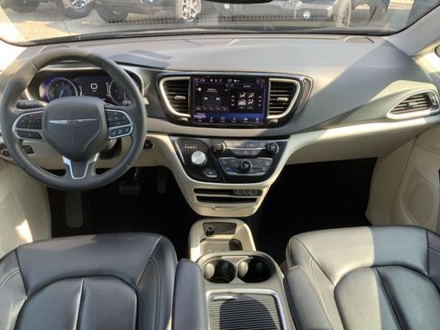 Used 2023 Chrysler Pacifica Touring-L FWD image 47