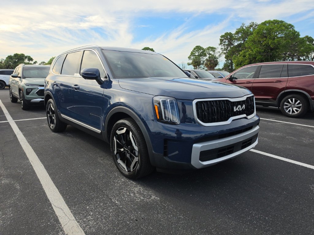 Certified 2025 Kia Telluride EX w/ EX Captain's Chair Package FWD image 4