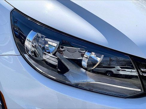 Used 2018 Volkswagen Tiguan Limited image 28