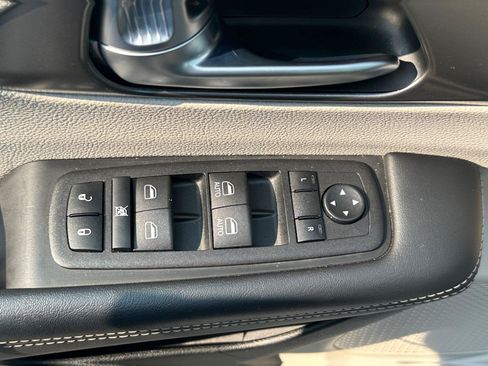 Used 2023 Chrysler Pacifica Touring-L FWD image 14