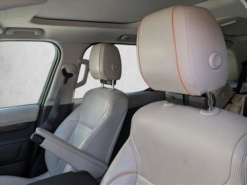 Used 2019 Land Rover Discovery HSE image 16