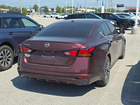 Used 2024 Nissan Altima 2.5 SV FWD image 2