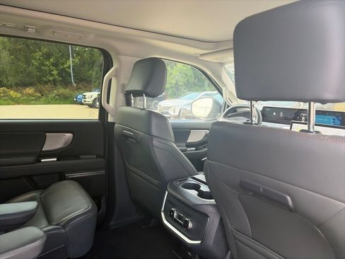 Used 2025 Ford Expedition Active AWD/4WD image 13