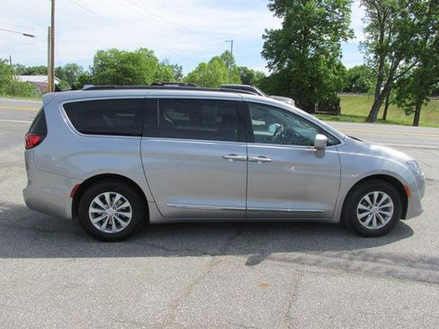 Used 2017 Chrysler Pacifica Touring-L FWD image 3