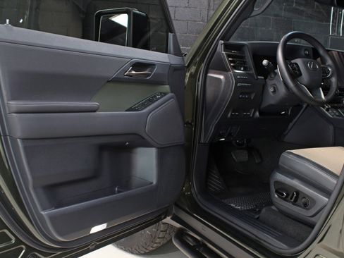Used 2025 Lexus GX 550 w/ Accessory Package (32) AWD/4WD image 26
