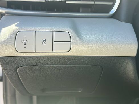 Used 2025 Hyundai Elantra Limited FWD image 21