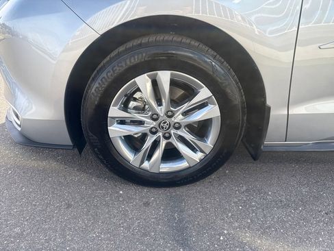 Used 2025 Toyota Sienna Limited image 27