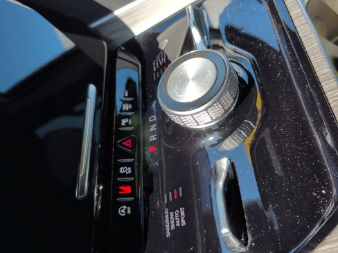 Used 2024 Jeep Wagoneer Series III AWD/4WD image 32