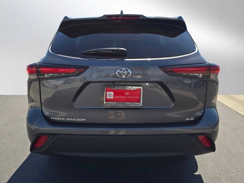 Used 2025 Toyota Highlander XLE FWD image 4