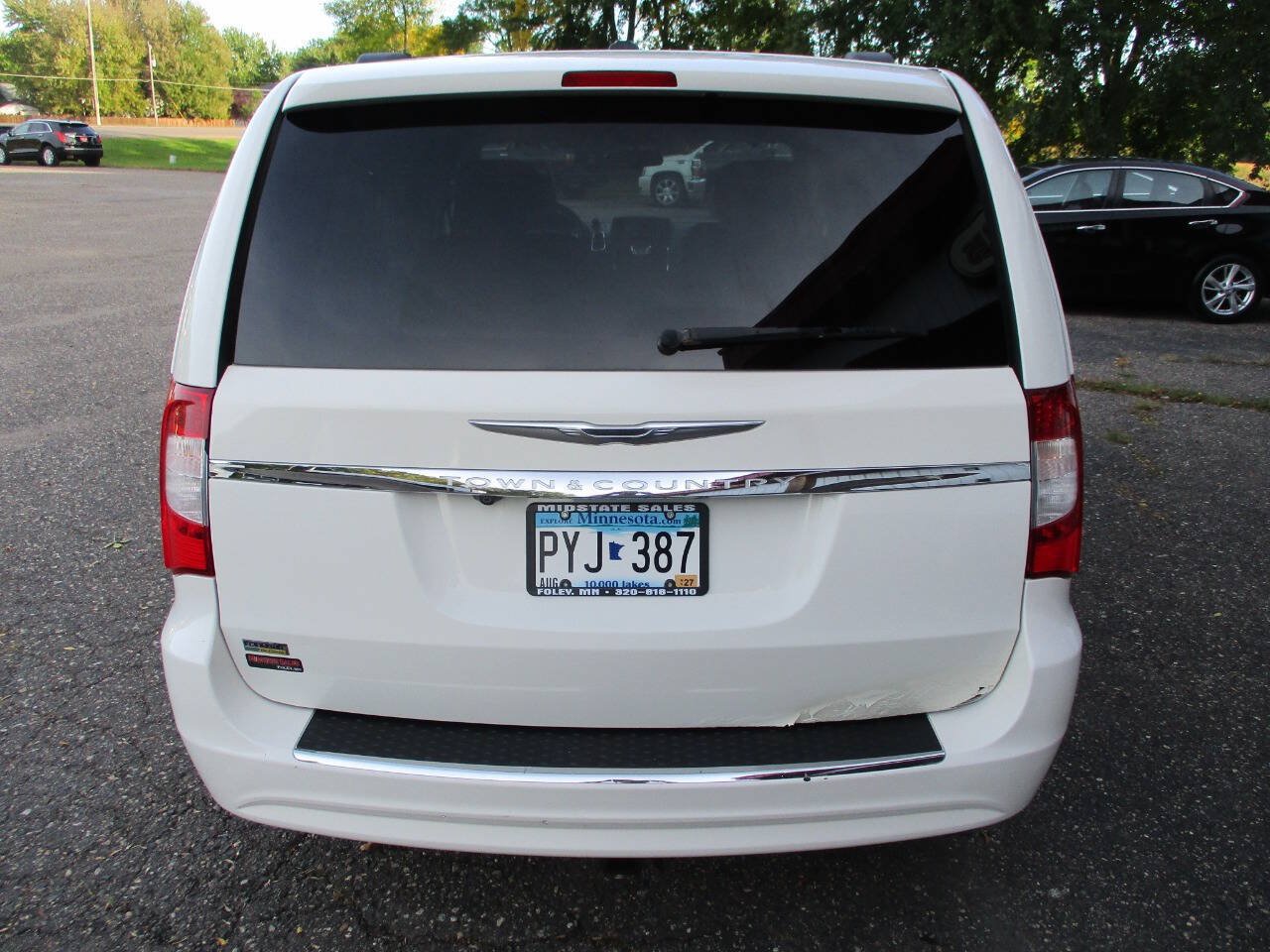 Used 2012 Chrysler Town & Country Touring FWD image 7