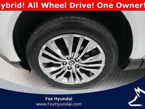 Used 2024 Toyota Venza XLE image 27