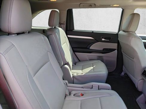Used 2018 Toyota Highlander XLE AWD/4WD image 16