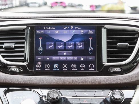 Used 2018 Chrysler Pacifica Touring-L w/ Tire & Wheel Group FWD image 14