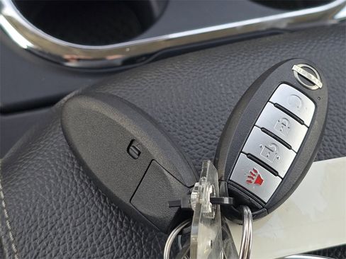 Used 2024 Nissan Titan SV w/ SV Convenience Package image 22