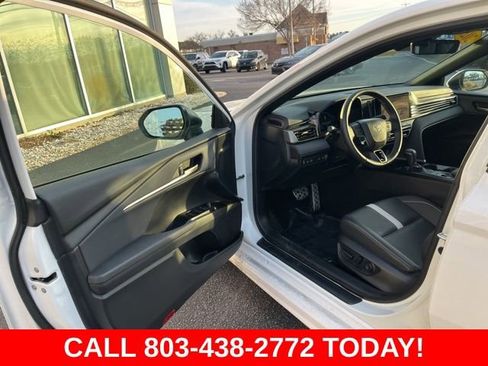 Used 2025 Toyota Camry SE w/ Convenience Package image 4