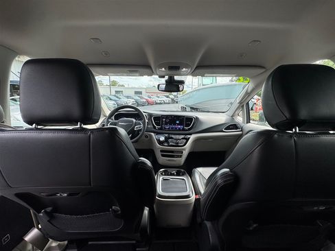 Used 2022 Chrysler Pacifica Touring-L FWD image 24