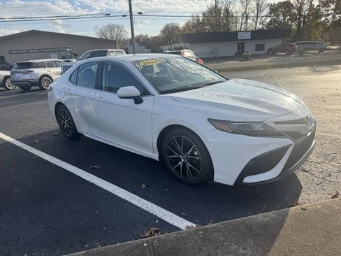 Used 2024 Toyota Camry SE image 4