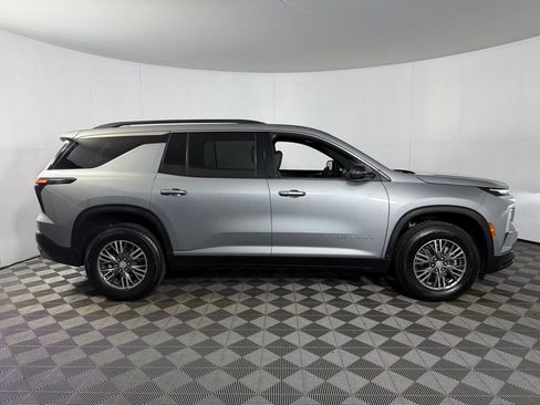 Used 2025 Chevrolet Traverse LT FWD image 7