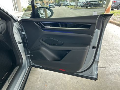 Used 2025 Porsche Macan Electric RWD image 25