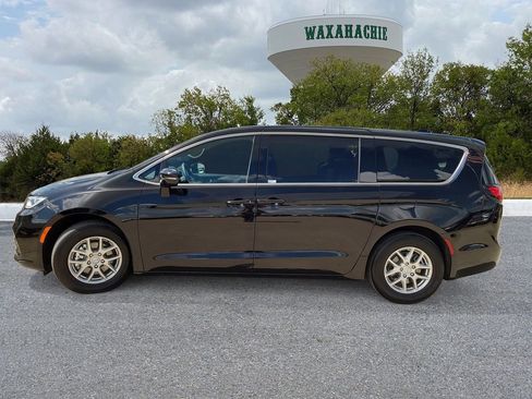 Used 2026 Chrysler Pacifica Select FWD image 3