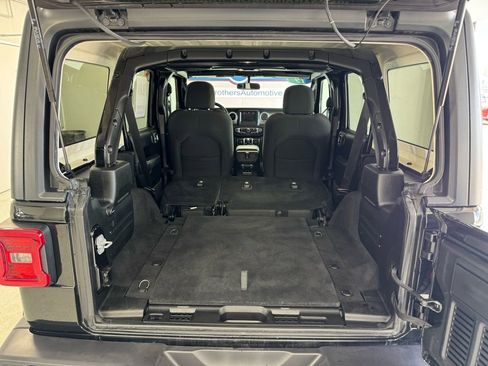 Used 2019 Jeep Wrangler Unlimited Sahara w/ Safety Group AWD/4WD image 8
