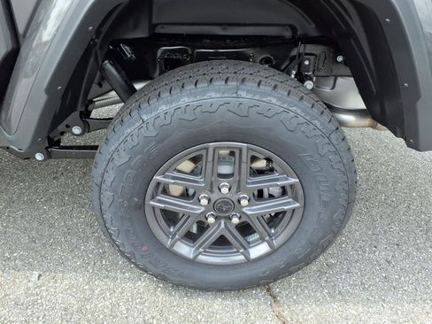 New 2025 Jeep Gladiator Sport image 9