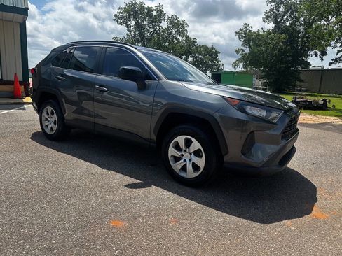 Used 2020 Toyota RAV4 LE FWD image 9