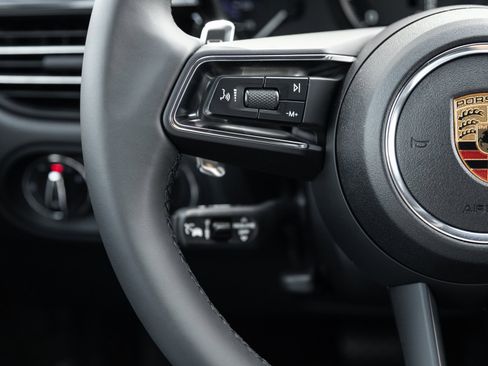 Certified 2025 Porsche Macan image 15