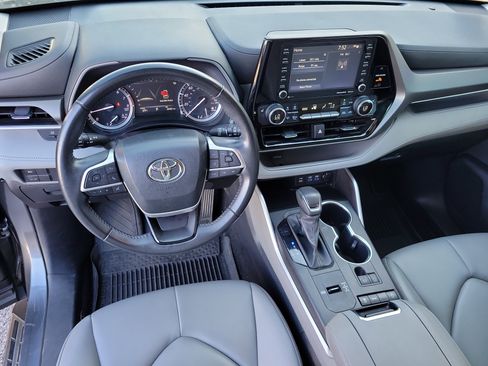 Used 2022 Toyota Highlander XLE FWD image 14