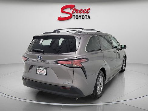 Certified 2021 Toyota Sienna XLE image 4