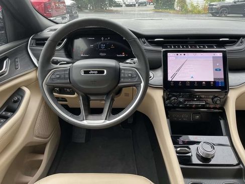 Used 2025 Jeep Grand Cherokee Limited w/ Black Appearance Package AWD/4WD image 14