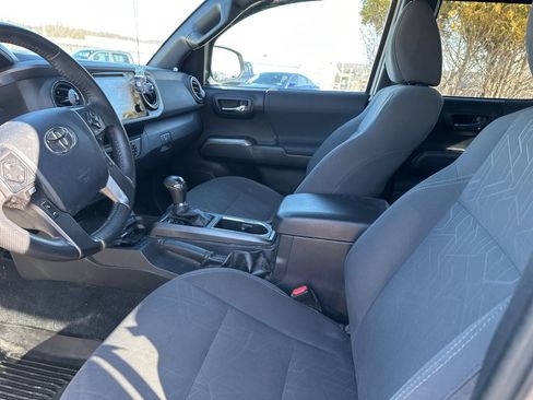 Used 2018 Toyota Tacoma TRD Sport image 8