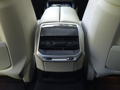 Used 2023 BMW i7 xDrive60 AWD/4WD image 18