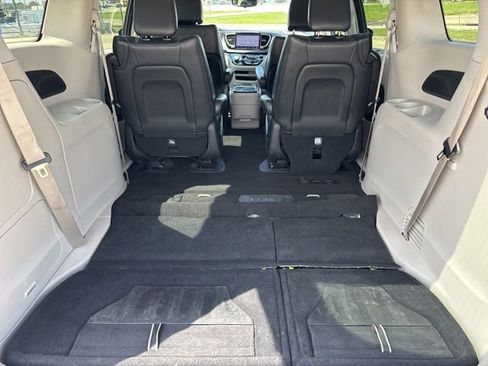 Used 2023 Chrysler Pacifica Touring-L FWD image 7